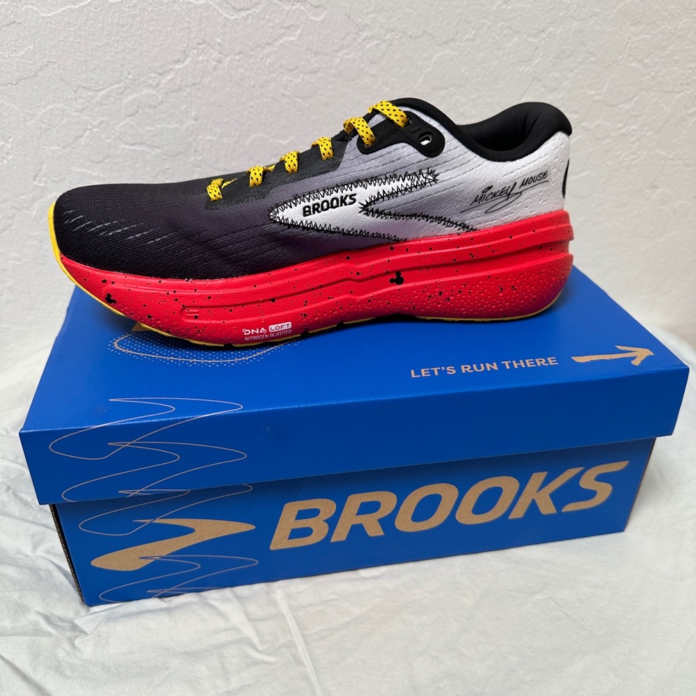 2025 Run Disney Brooks Mickey Mouse Ghost Max 2 Women Size 7.5 Wide (D)